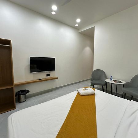 Hotel Sky Way Inn Hisar Bagian luar foto