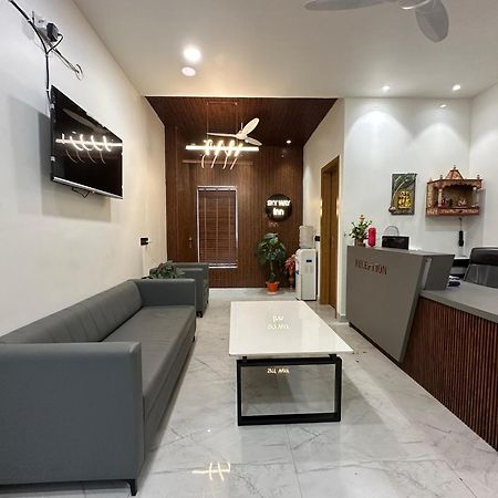 Hotel Sky Way Inn Hisar Bagian luar foto