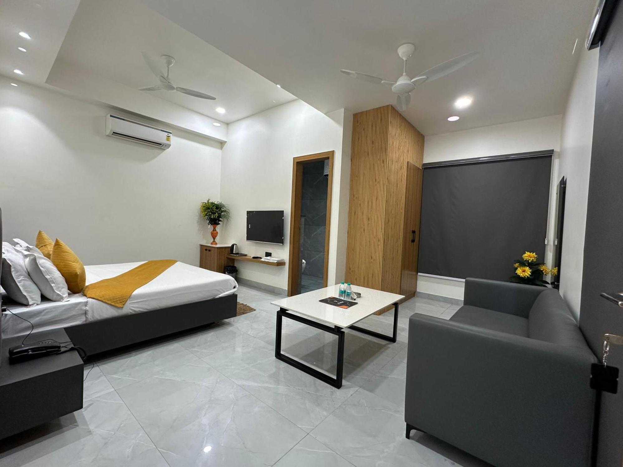 Hotel Sky Way Inn Hisar Bagian luar foto