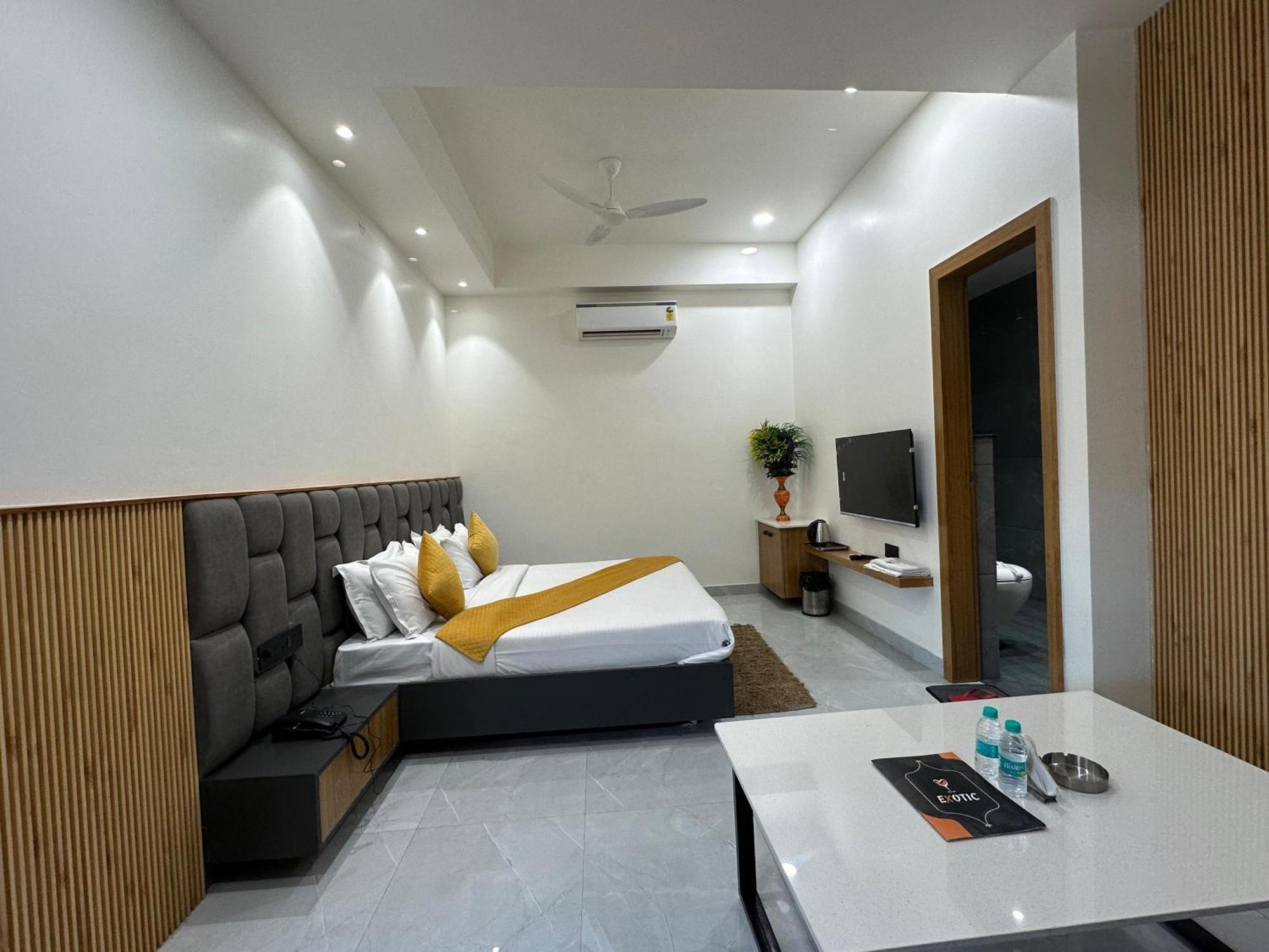 Hotel Sky Way Inn Hisar Bagian luar foto