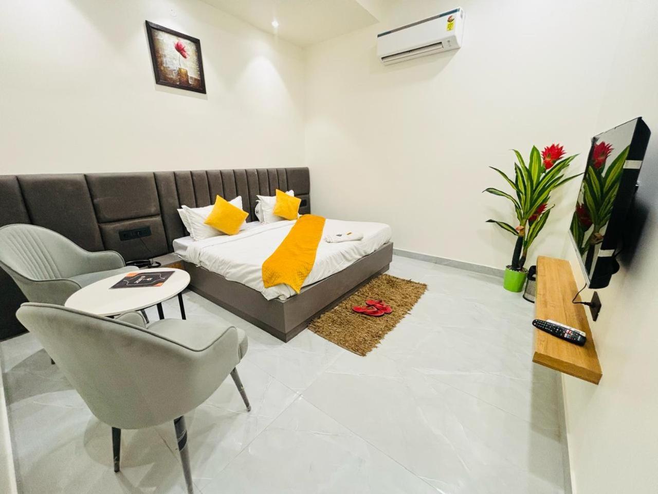 Hotel Sky Way Inn Hisar Bagian luar foto