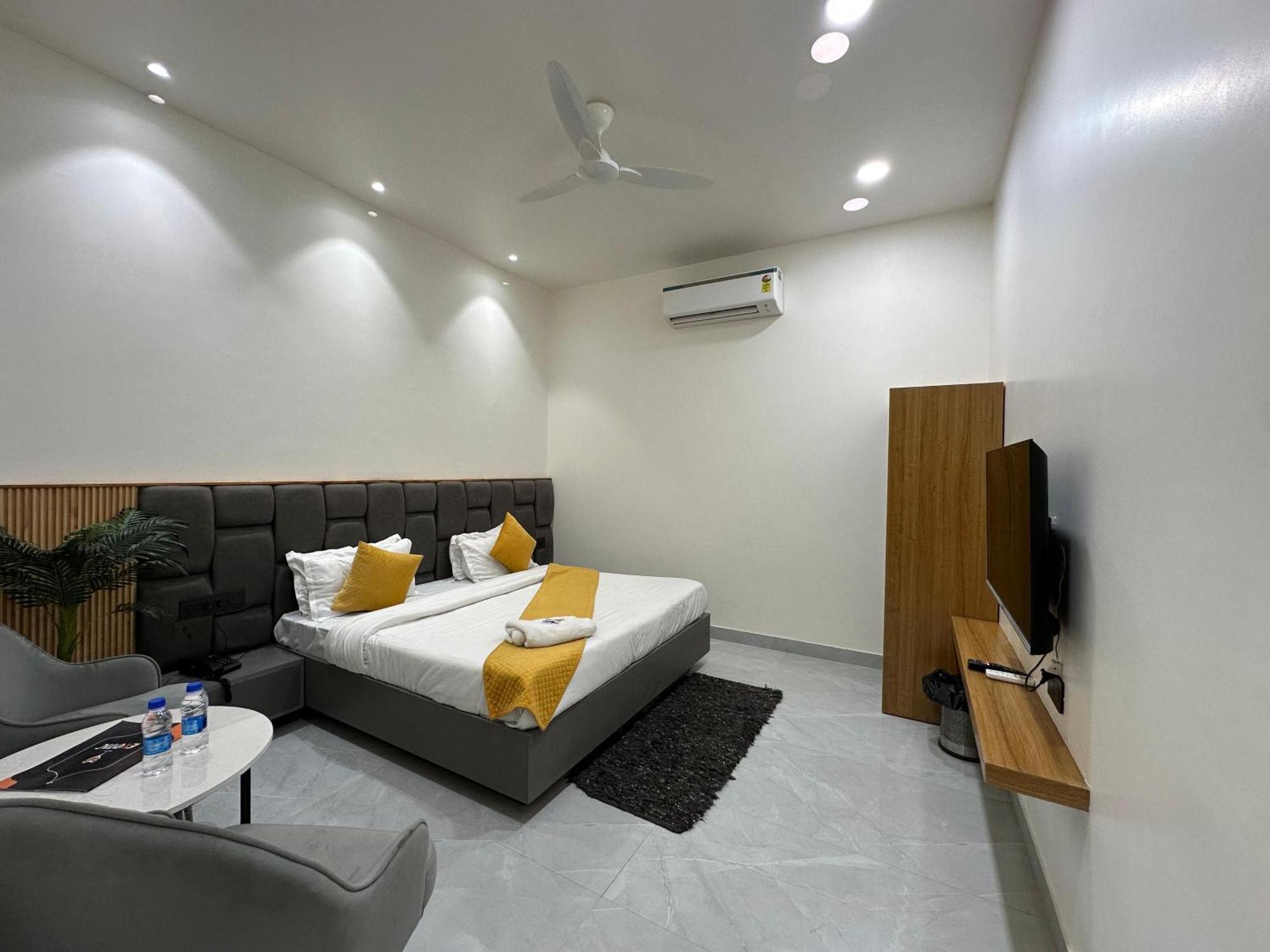 Hotel Sky Way Inn Hisar Bagian luar foto