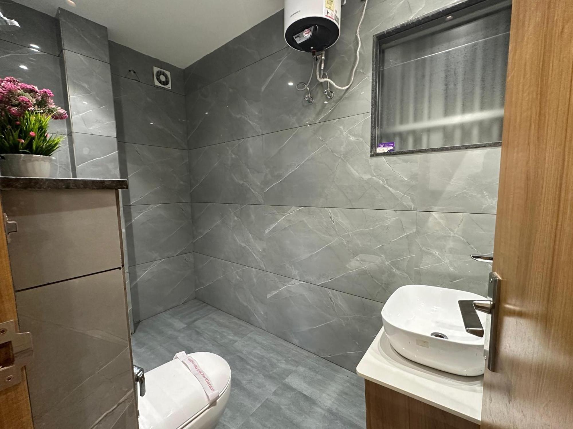 Hotel Sky Way Inn Hisar Bagian luar foto