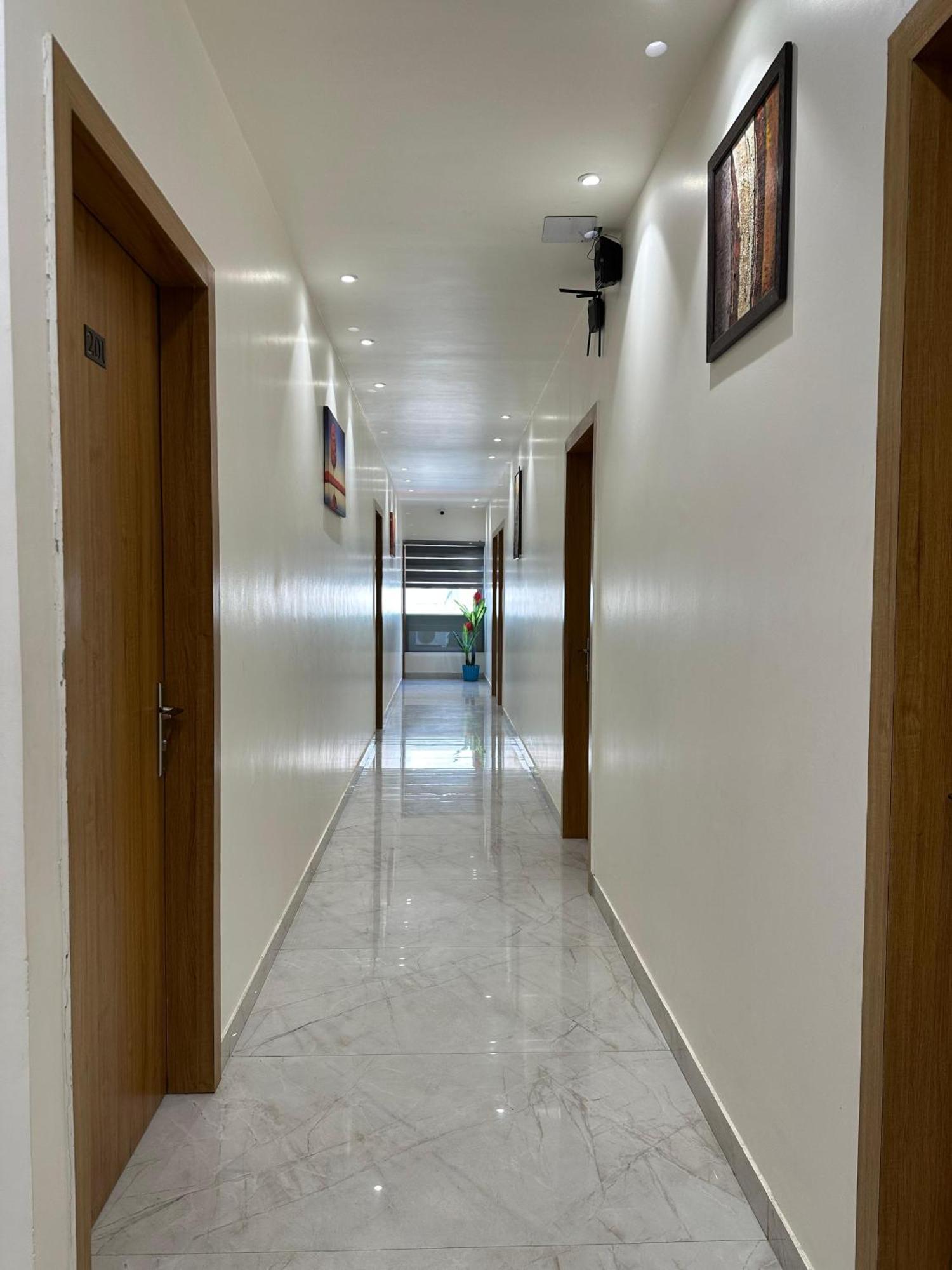 Hotel Sky Way Inn Hisar Bagian luar foto