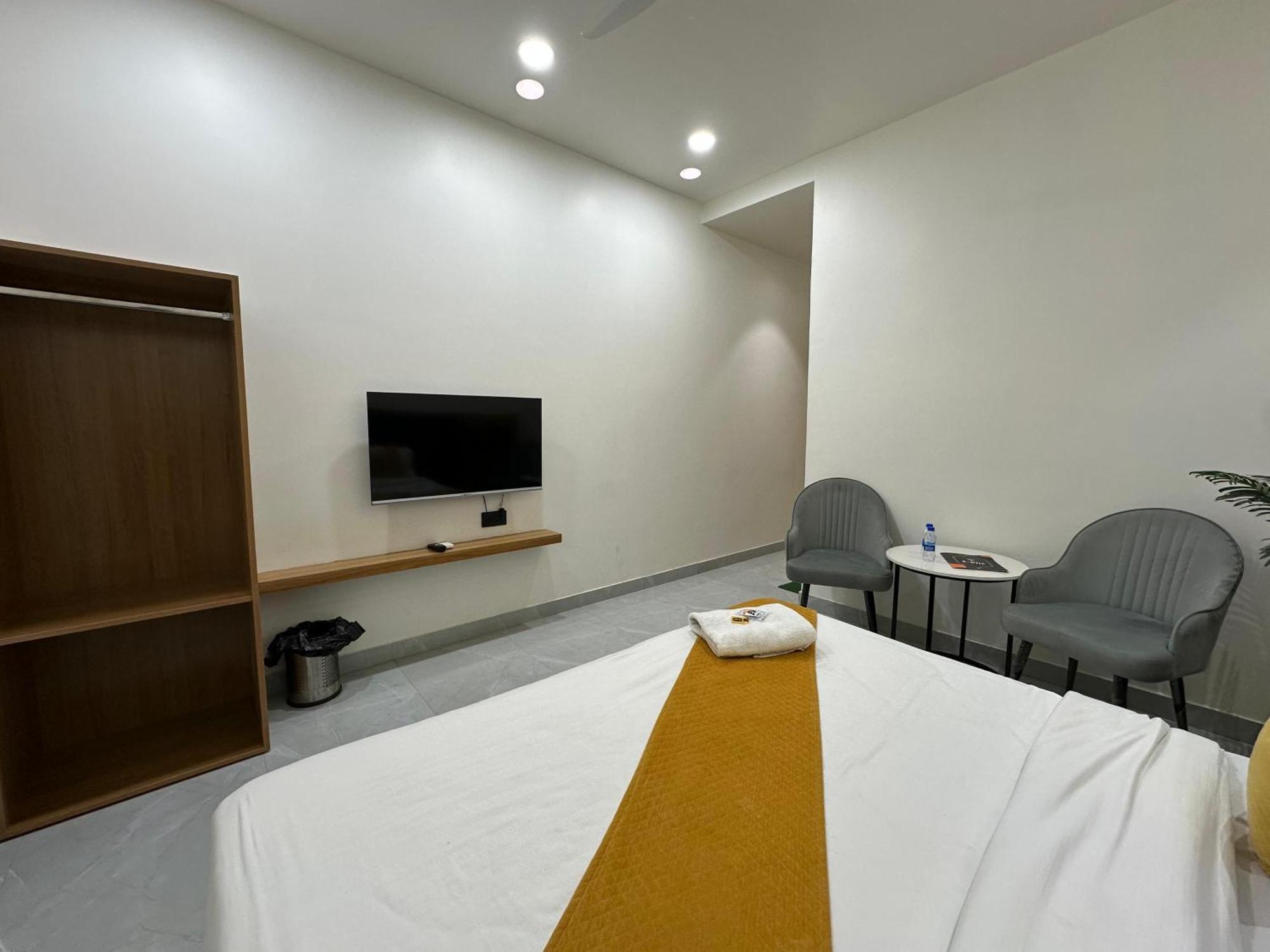 Hotel Sky Way Inn Hisar Bagian luar foto