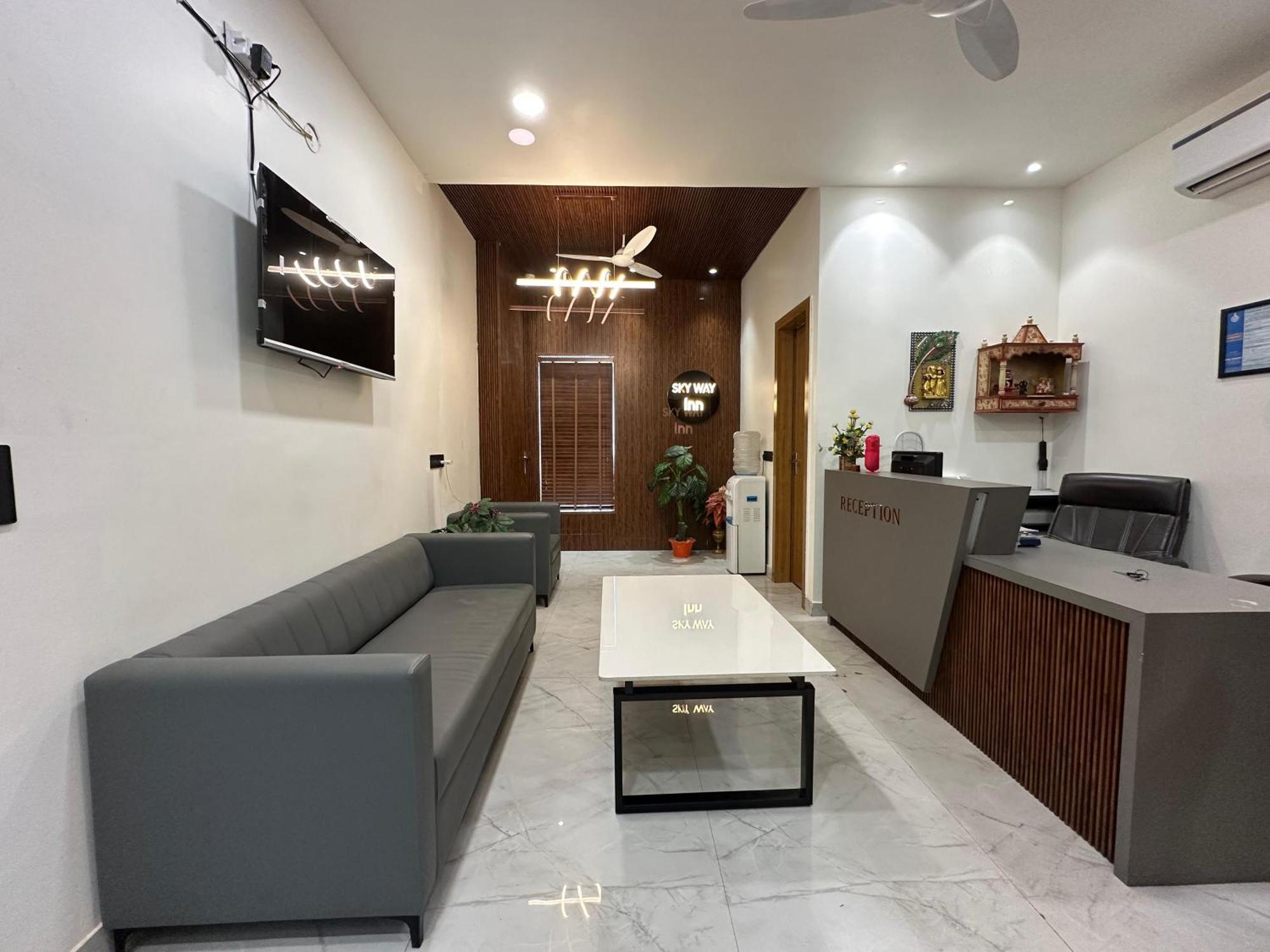 Hotel Sky Way Inn Hisar Bagian luar foto