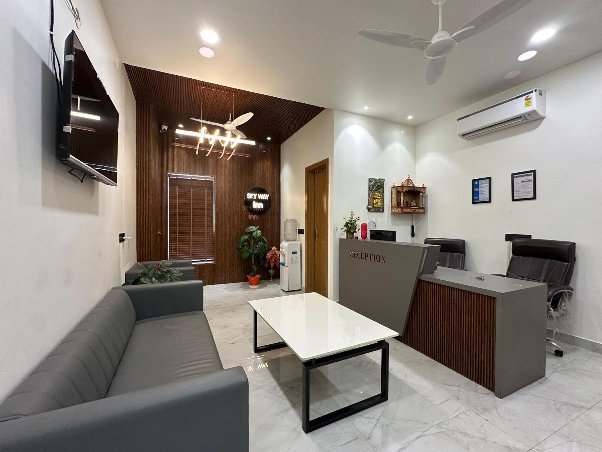 Hotel Sky Way Inn Hisar Bagian luar foto