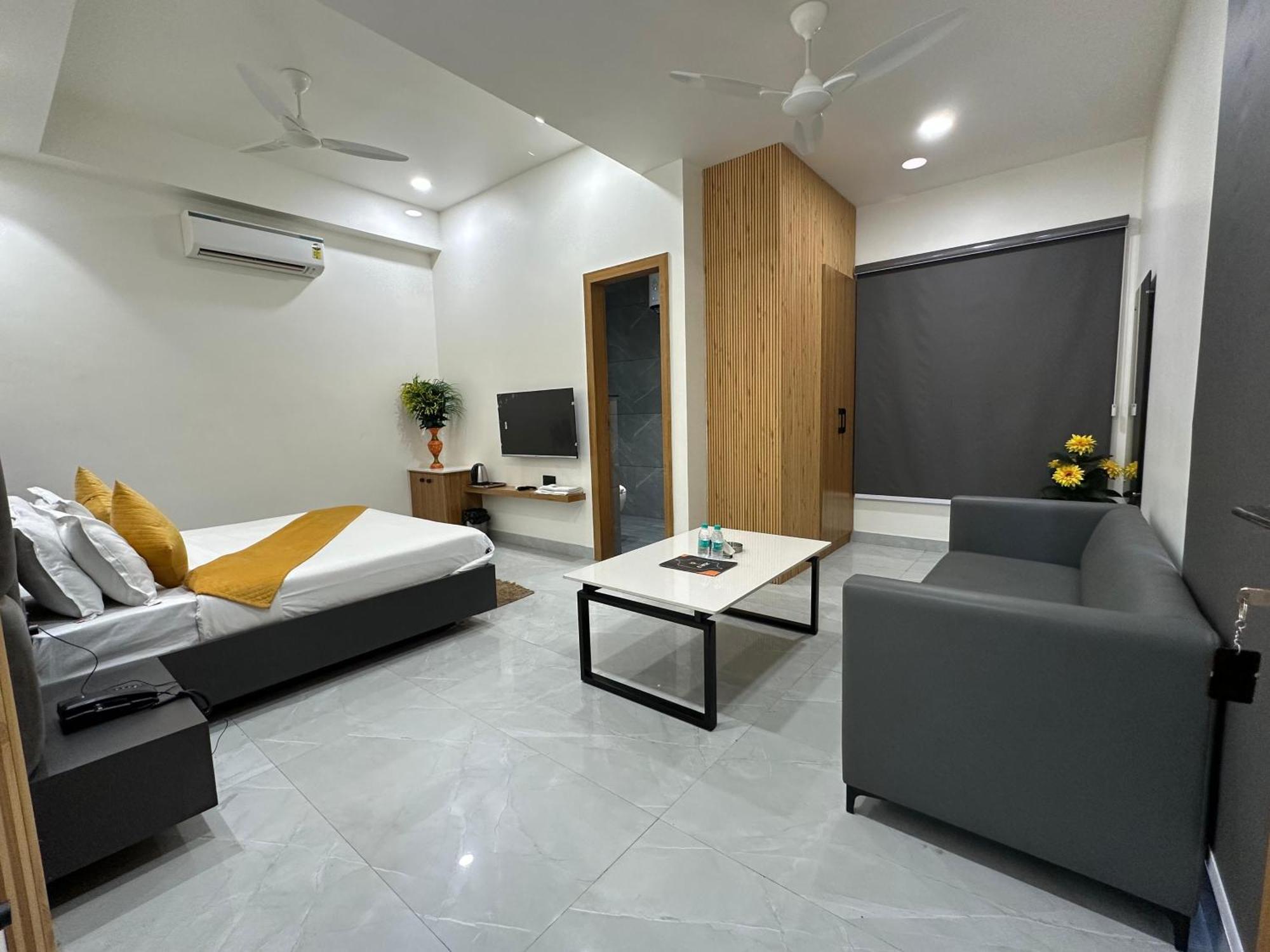 Hotel Sky Way Inn Hisar Bagian luar foto
